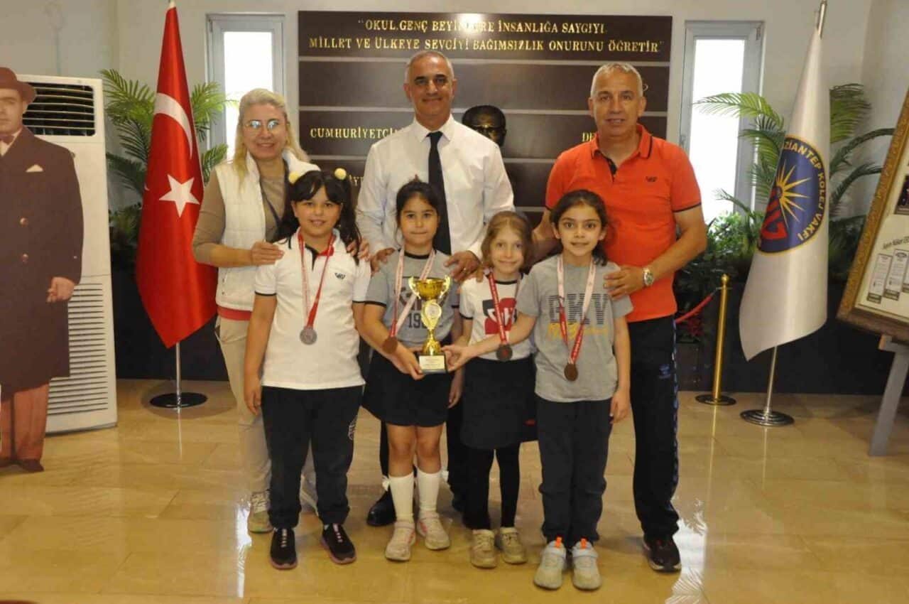 Gaziantep Kolej Vakfı Özel Okulları, 61. yılını kutlarken yüzme müsabakalarında