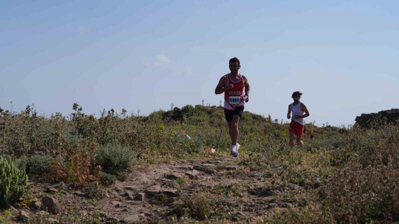 Gökçeada'da gerçekleşen Ultra Trail'in ikincisi, 900 sporcunun katılımıyla heyecan dolu