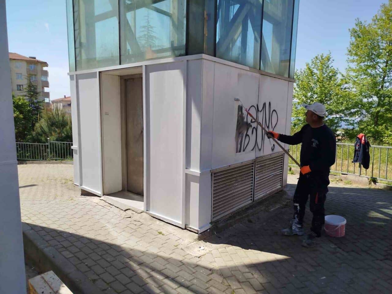Gölcük Değirmendere'deki yaya üst geçitleri, Kocaeli Büyükşehir Belediyesi ekipleri tarafından