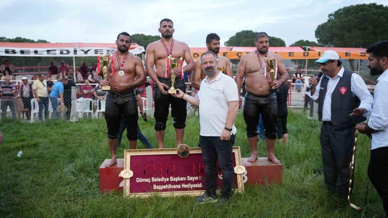 Balıkesir’in Gömeç ilçesinde düzenlenen 4. Yağlı Pehlivan Güreşleri’nde Süleyman Başar,