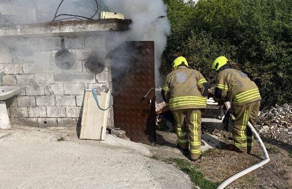 Gönen’deki mermer atölyesinde meydana gelen yangın, itfaiye ekiplerinin zamanında müdahalesi ile kontrol altına alındı. Balıkesir'in Gönen ilçesindeki bir mermer atölyesinde çıkan yangın, itfaiye ekiplerinin