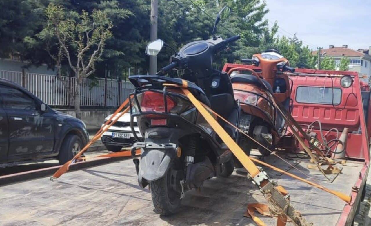 Balıkesir'in Gönen ilçesinde polis, plakasız ve tescilsiz motosikletlere yönelik denetimleri