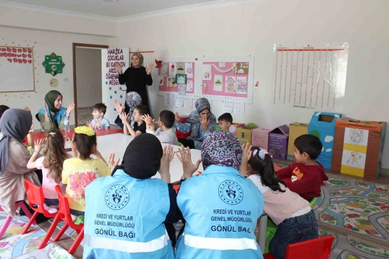 Erzincan Öğrenci Yurdu gönüllüleri, 'Hayata Renk Kat' projesiyle Kur'an Kursu'ndaki