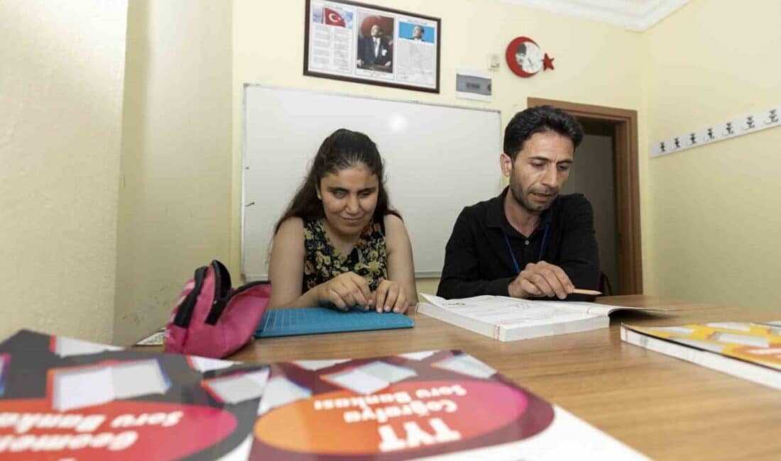 Görme engelli 17 yaşındaki Nazalin Selvi, Mersin Silifke'deki kurs merkezinde