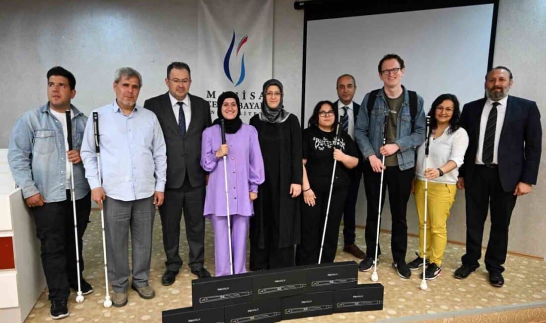 Manisa Celal Bayar Üniversitesi'nde Engelliler Haftası etkinliğinde, görme engelli öğrencilere