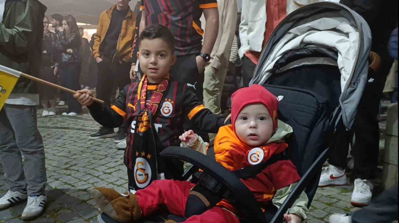 Galatasaray, 2024-2025 sezonu için 25. şampiyonluğunu kazandı. Gümüşhane'deki taraftarlar, şehir