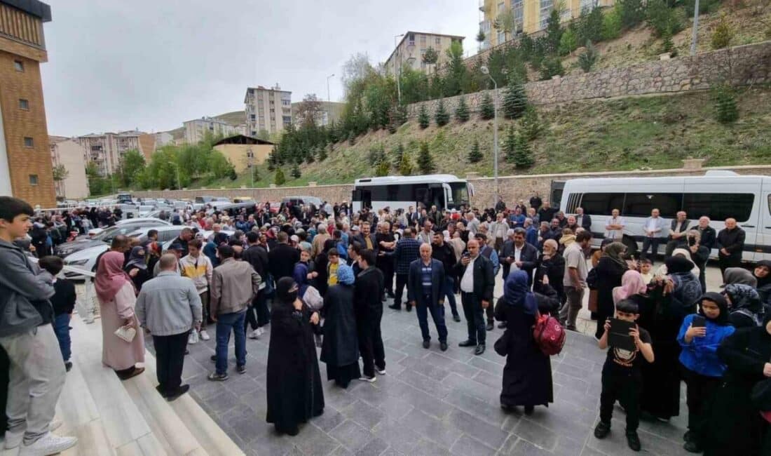 Bayburt’tan Hac Yolculuğuna Çıkacak Adaylar İçin Uğurlama Töreni Düzenlendi Bayburt'ta, hacı adayları için Kıyasi Şentürk Camii önünde düzenlenen vedalaşma