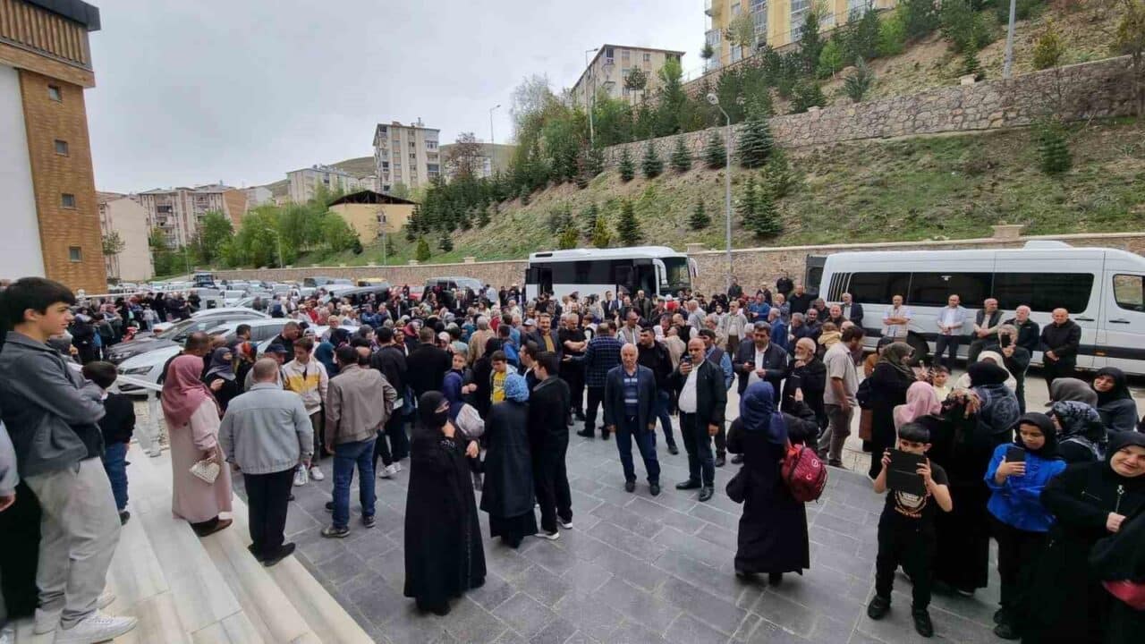 Bayburt'ta, hacı adayları için Kıyasi Şentürk Camii önünde düzenlenen vedalaşma