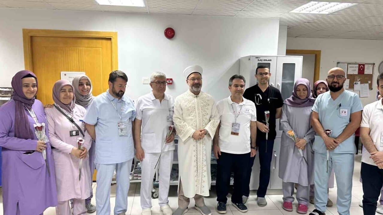 Mekke'ye gelen 85 bin Türk hacı adayına sağlık ve yemek