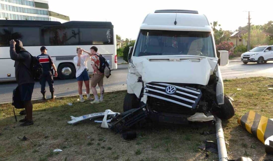 Manavgat'ta tur minibüsü ile hafif ticari aracın çarpışması sonucu 3'ü