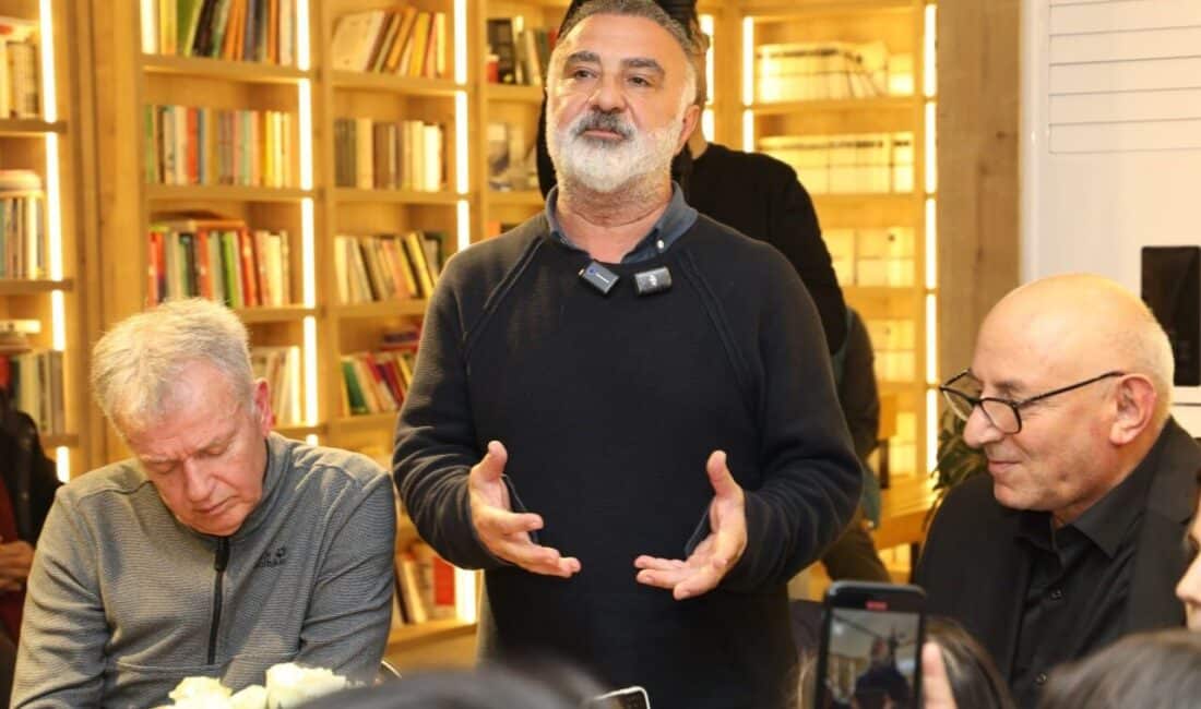 Cengiz Bozkurt, Karasu’da Hayranlarıyla Buluşarak Anılarını Paylaştı Cengiz Bozkurt, 'Erdal Bakkal' karakteriyle tanınan ünlü oyuncu, çocukluk yıllarını