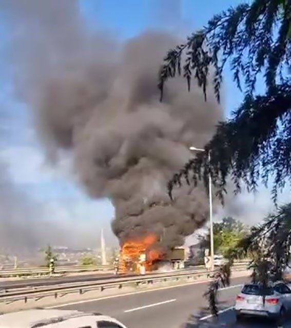 Kocaeli'nin Gebze ilçesinde seyir halindeki bir hafriyat kamyonu aniden alev