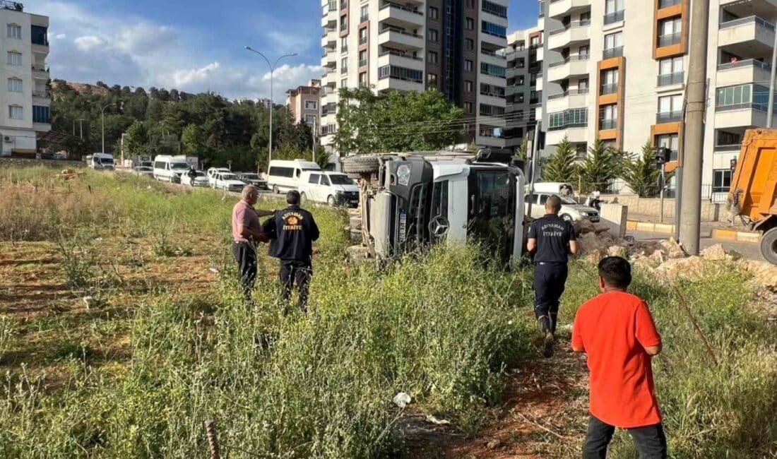 Adıyaman'da freninin patladığı iddia edilen hafriyat kamyonu devrildi. Kazada, ismi