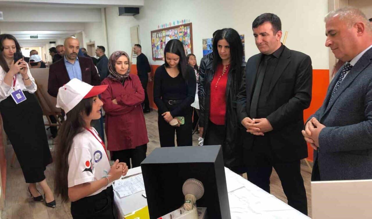Hakkari Sermaye Piyasası Kurulu Ortaokulu, TÜBİTAK 4006 Bilim Fuarı'nda 15