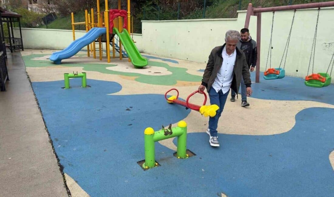 Hakkari’deki 15 Temmuz Şehitler Parkı, Kimliği Belirsiz Kişiler Tarafından İkinci Kez Zarar Gördü Hakkari'nin Yeni Mahallesi'ndeki 15 Temmuz Şehitler Parkı, kimliği belirsiz kişiler