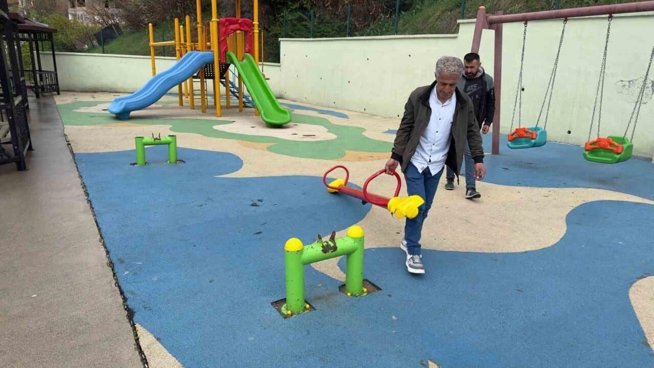 Hakkari'nin Yeni Mahallesi'ndeki 15 Temmuz Şehitler Parkı, kimliği belirsiz kişiler