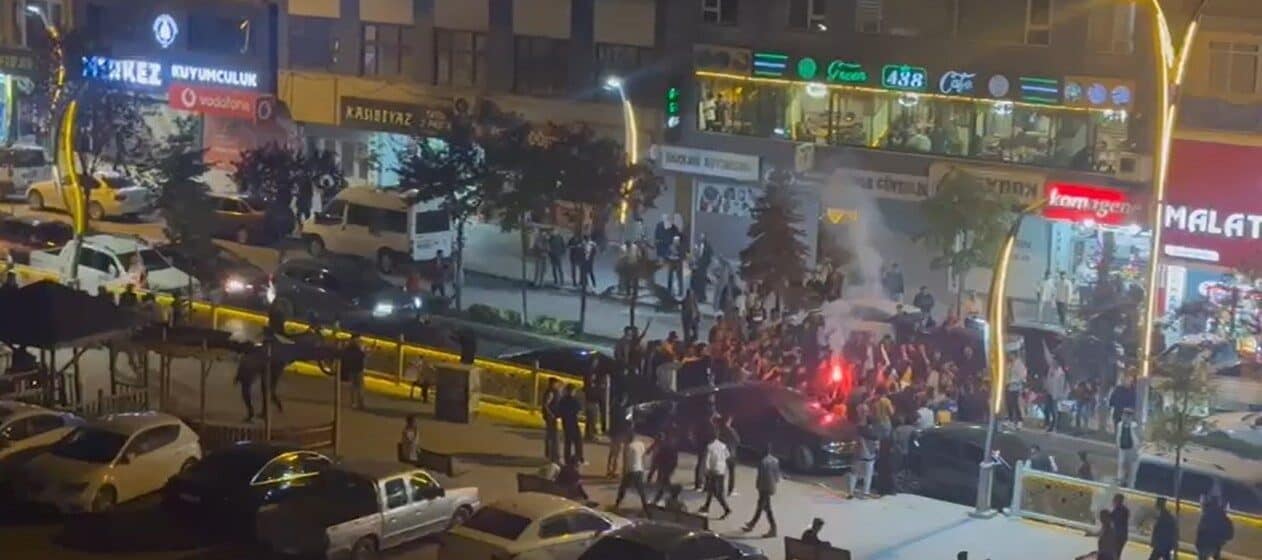 Galatasaray’ın Süper Lig şampiyonluğunu kutlamak için Hakkari’de büyük bir coşku