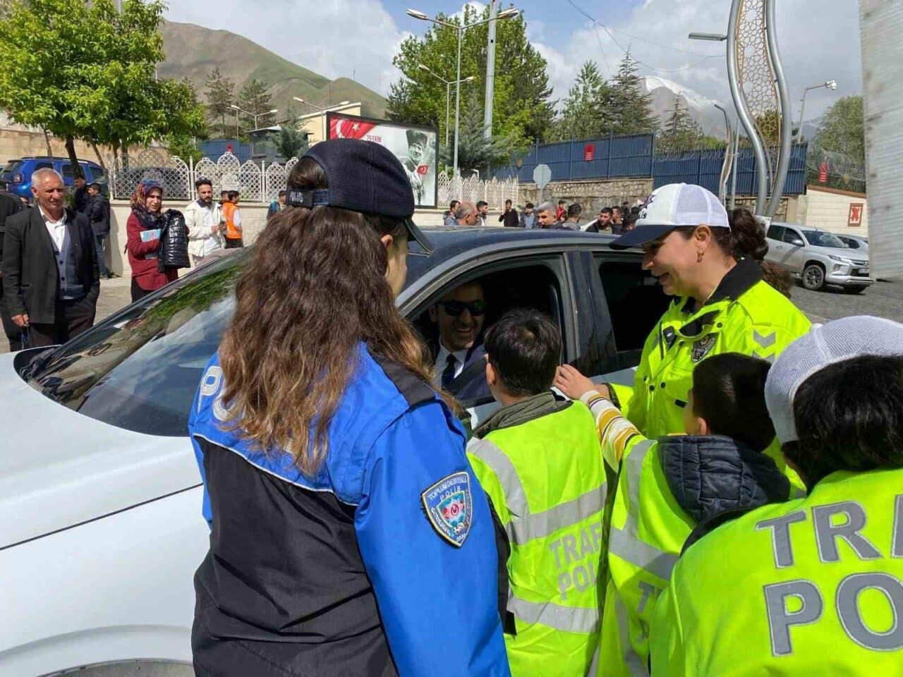 Hakkari Emniyet Müdürlüğü, Engelliler Haftası kapsamında özel eğitim öğrencilerine trafik