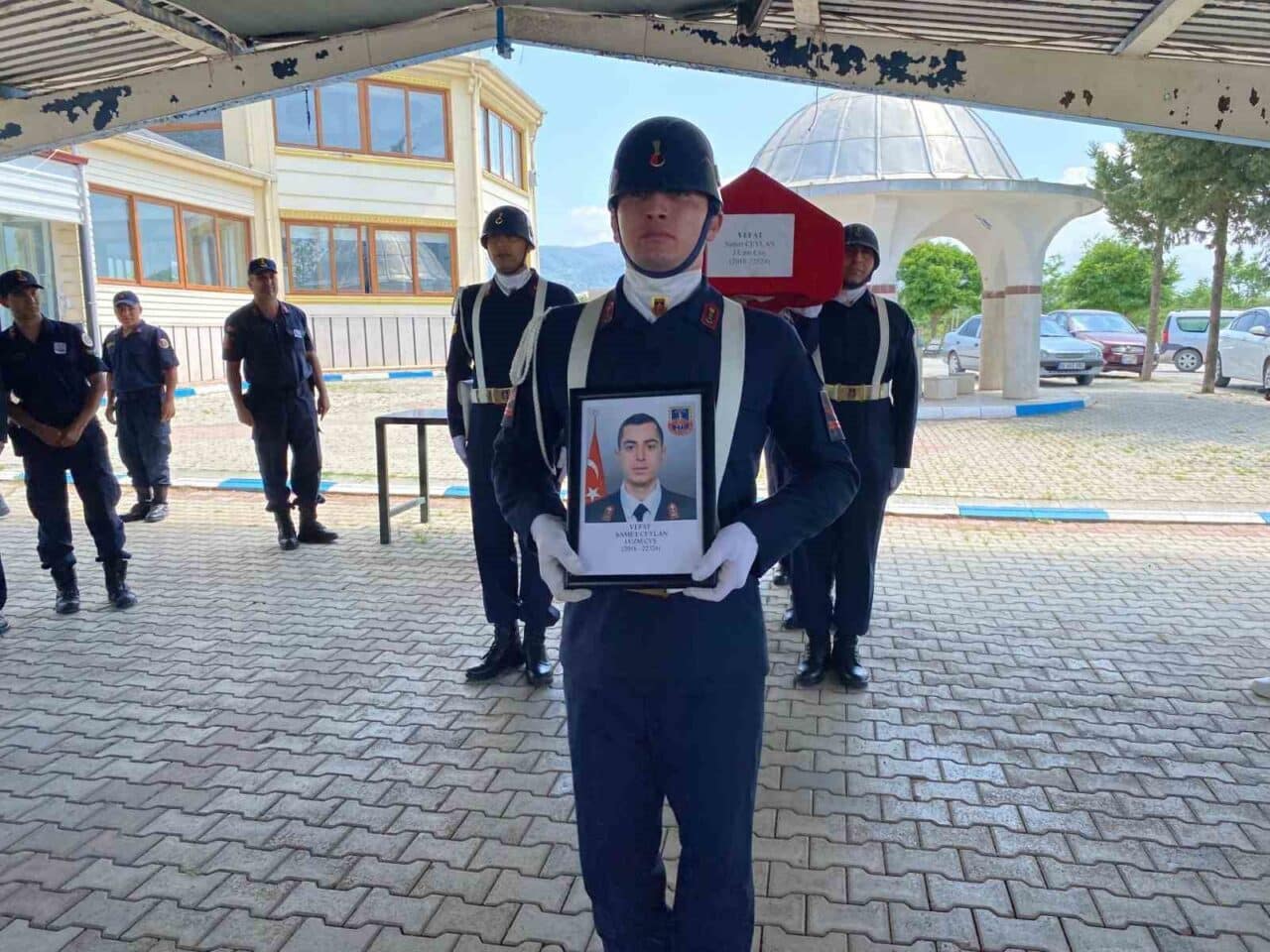 Uzman Çavuş Samet Ceylan, rahatsızlığı nedeniyle hayatını kaybetti. 30 yaşında