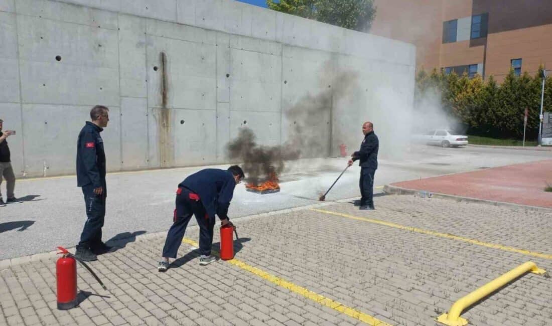 Eskişehir Şehir Hastanesi’nde gerçekçi bir tatbikat yapıldı. Eskişehir Şehir Hastanesi’nde gerçekleştirilen Acil Durum Afet Planı tatbikatı, etkileyici