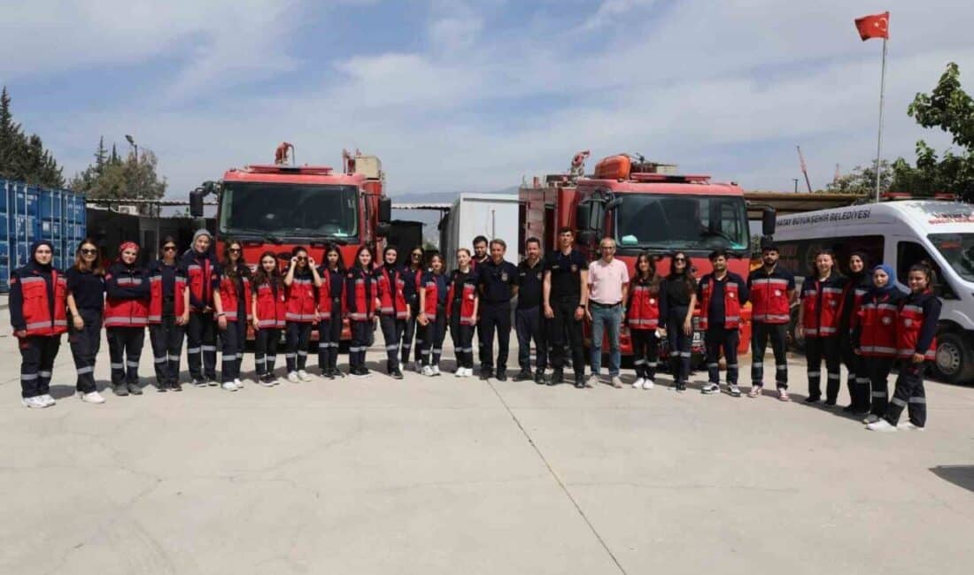 Hatay’da İtfaiye Ekipleri, Üniversite Öğrencilerine Yangın Noksanlıkları Hakkında Eğitim Verdi Hatay Büyükşehir Belediyesi, yangın güvenliği bilincini artırmak amacıyla Mustafa Kemal