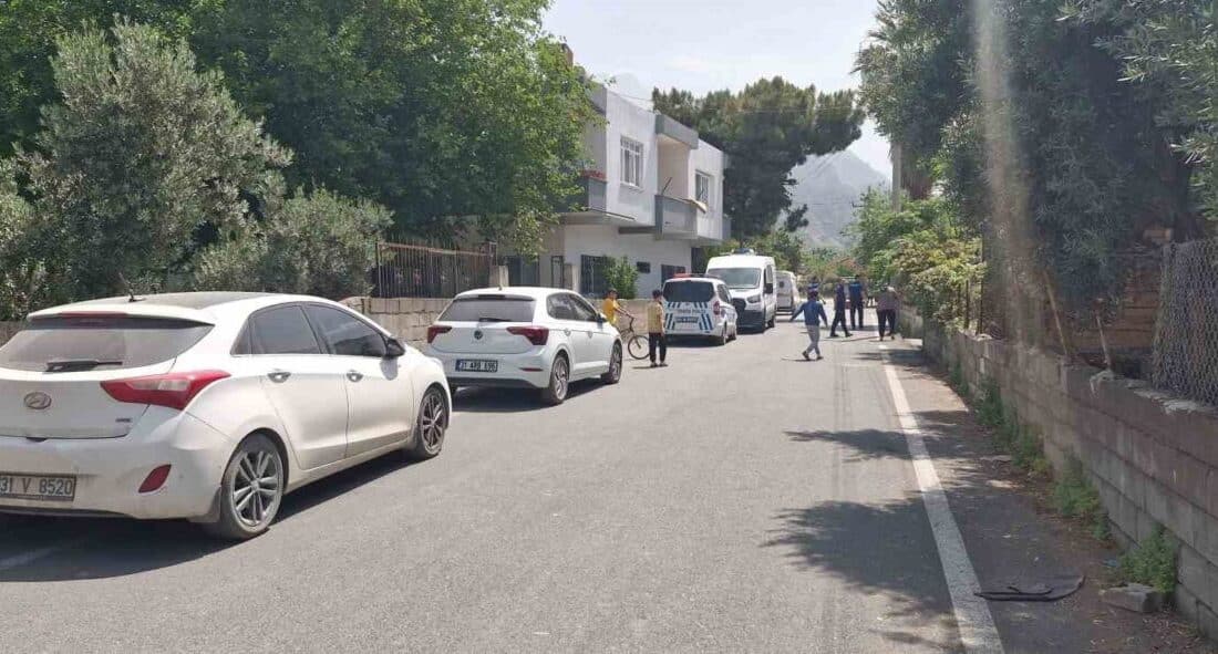Hatay’da bir kişi evinde silahla ölü bulundu; intihar ihtimali üzerinde duruluyor. Hatay'ın Payas ilçesinde 33 yaşındaki Halil T., evinde silahla vurulmuş