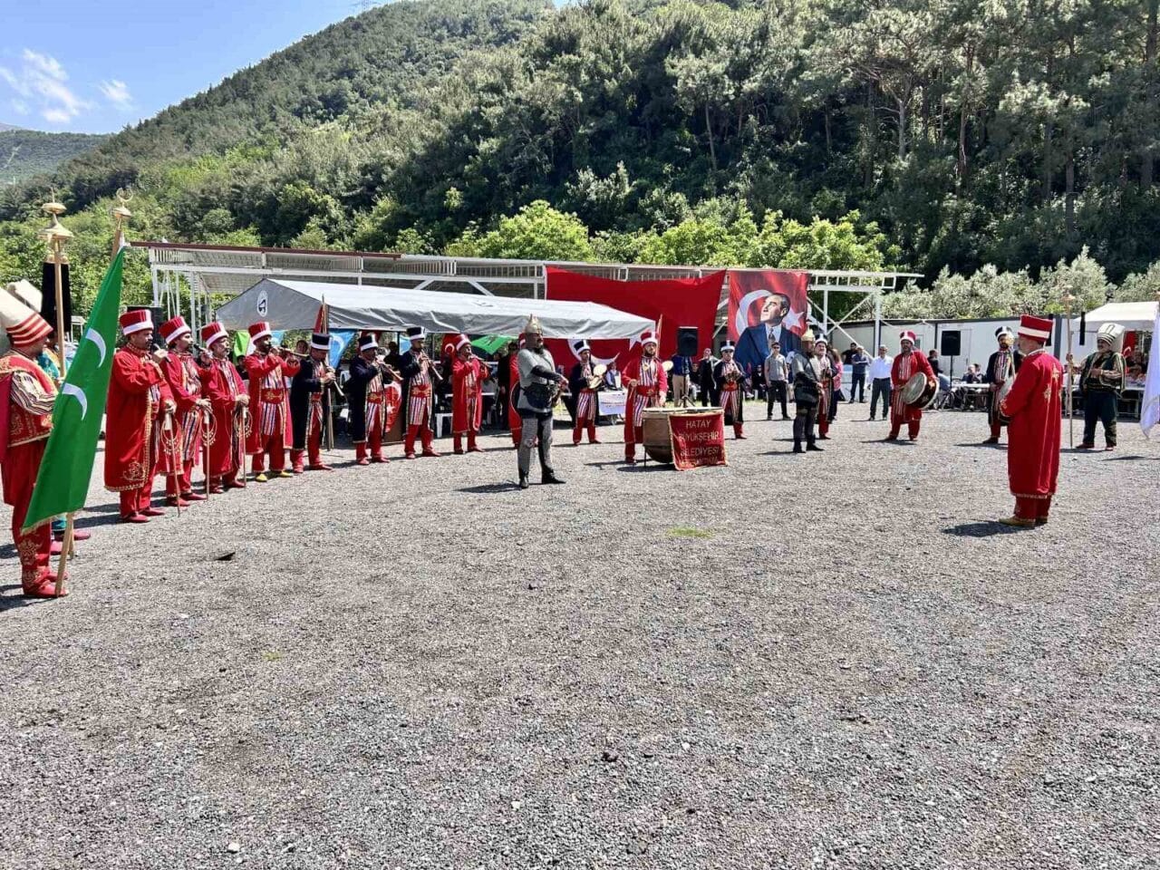 Hatay'ın İskenderun ilçesinde düzenlenen 2. Türkmen Şenliği, deprem sonrası akrabalarıyla