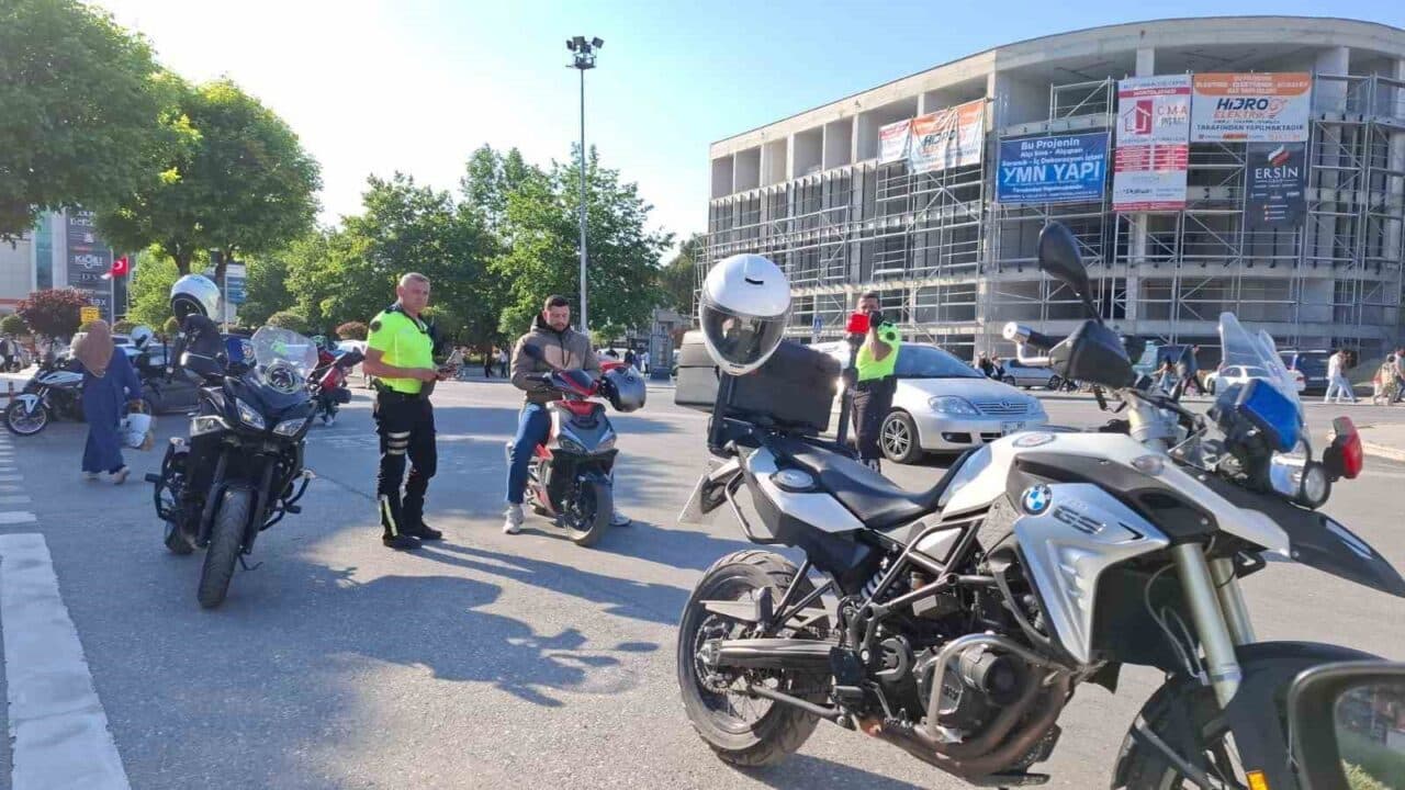 Düzce İl Emniyet Müdürlüğü, hava sıcaklıklarının artmasıyla motosiklet denetimlerini artırdı.
