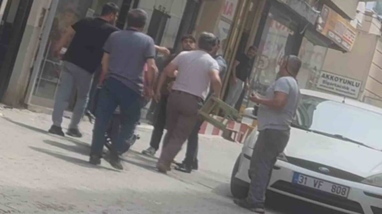 Hatay'ın Dörtyol ilçesinde bir motosikletli kurye ile esnaf arasında hızla
