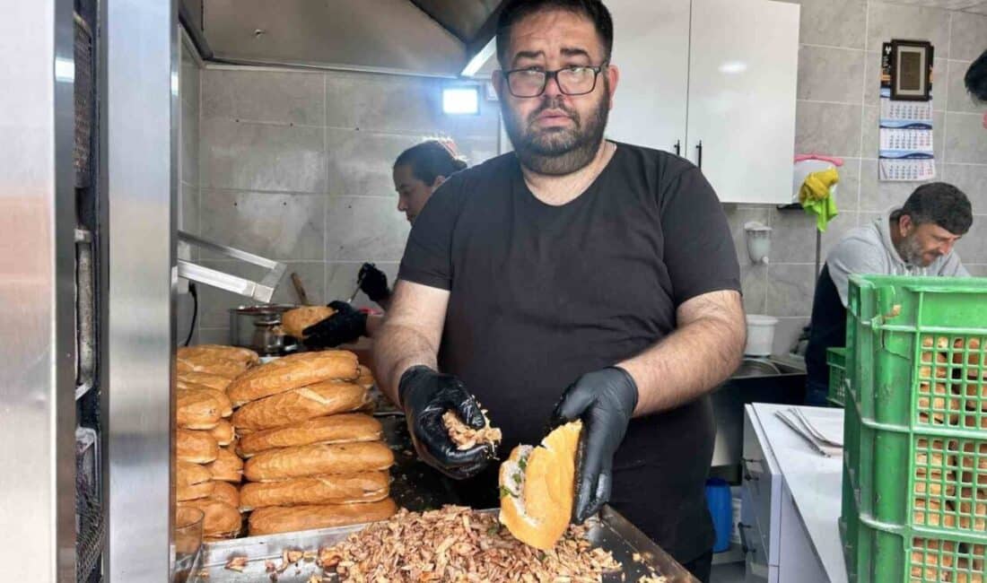 İskenderun'da yaşayan Ayhan Çelik, 2021'de kaybettiği babası için her yıl