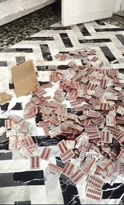 İzmir Bayraklı’da 17 Yaşındaki Uyuşturucu Satıcısı 4 Bin 950 Hapla Yakalandı İzmir'in Bayraklı ilçesinde 17 yaşındaki Y.K., yaptığı uyuşturucu ticaretiyle 4