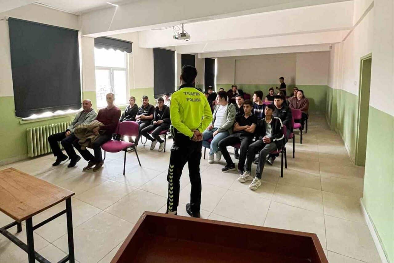 Kütahya'nın Hisarcık İlçe Emniyet Amirliği, motosiklet kazalarını azaltmak için "Bir