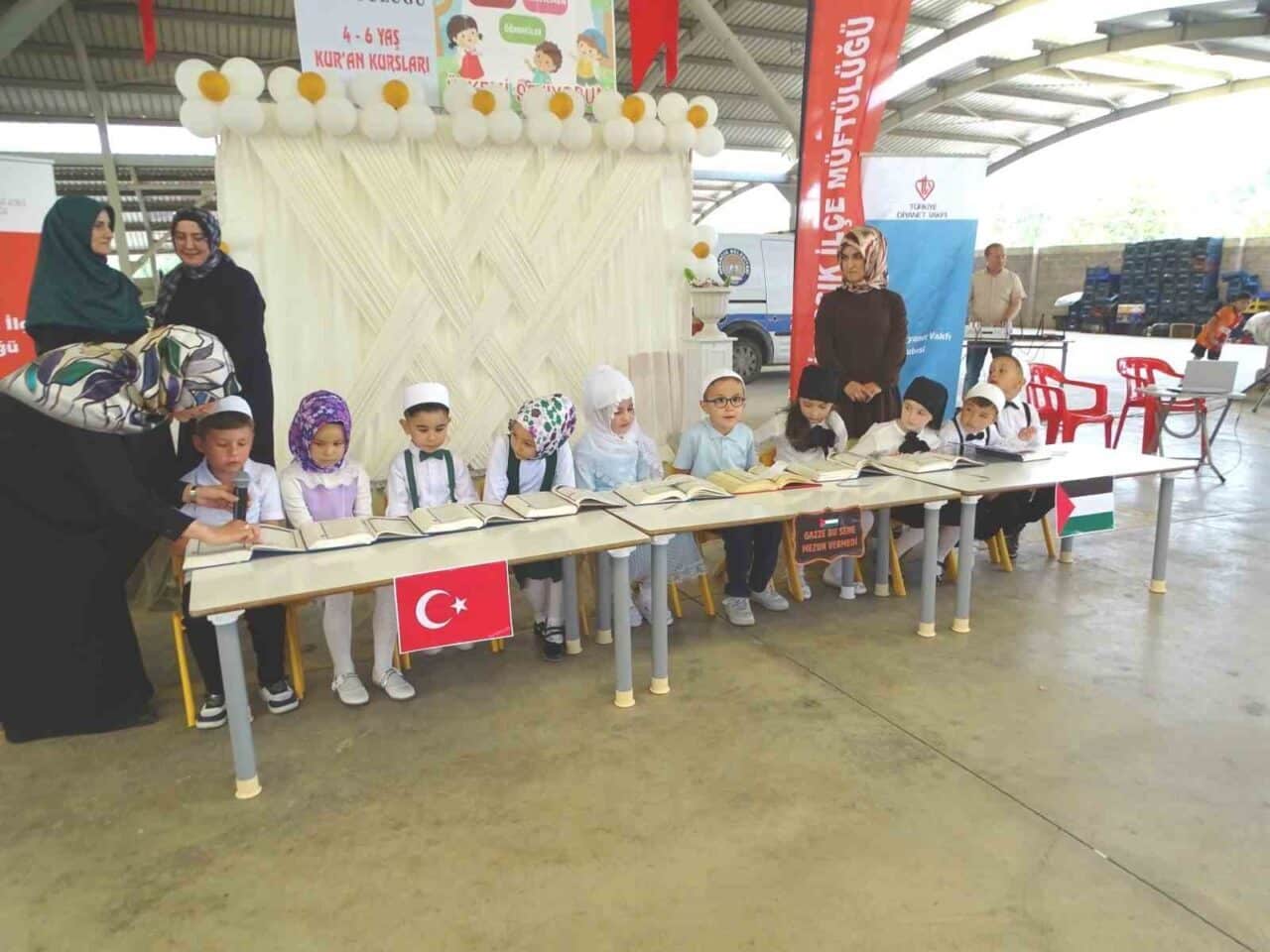 Hisarcık'ta 4-6 yaş Kur'an kursları yılsonu programı düzenlendi. İlçe Müftüsü