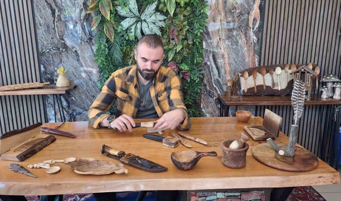 Trabzon'da yaşayan 38 yaşındaki Selami Karaahmet, ahşap oymacılığı hobisini işe