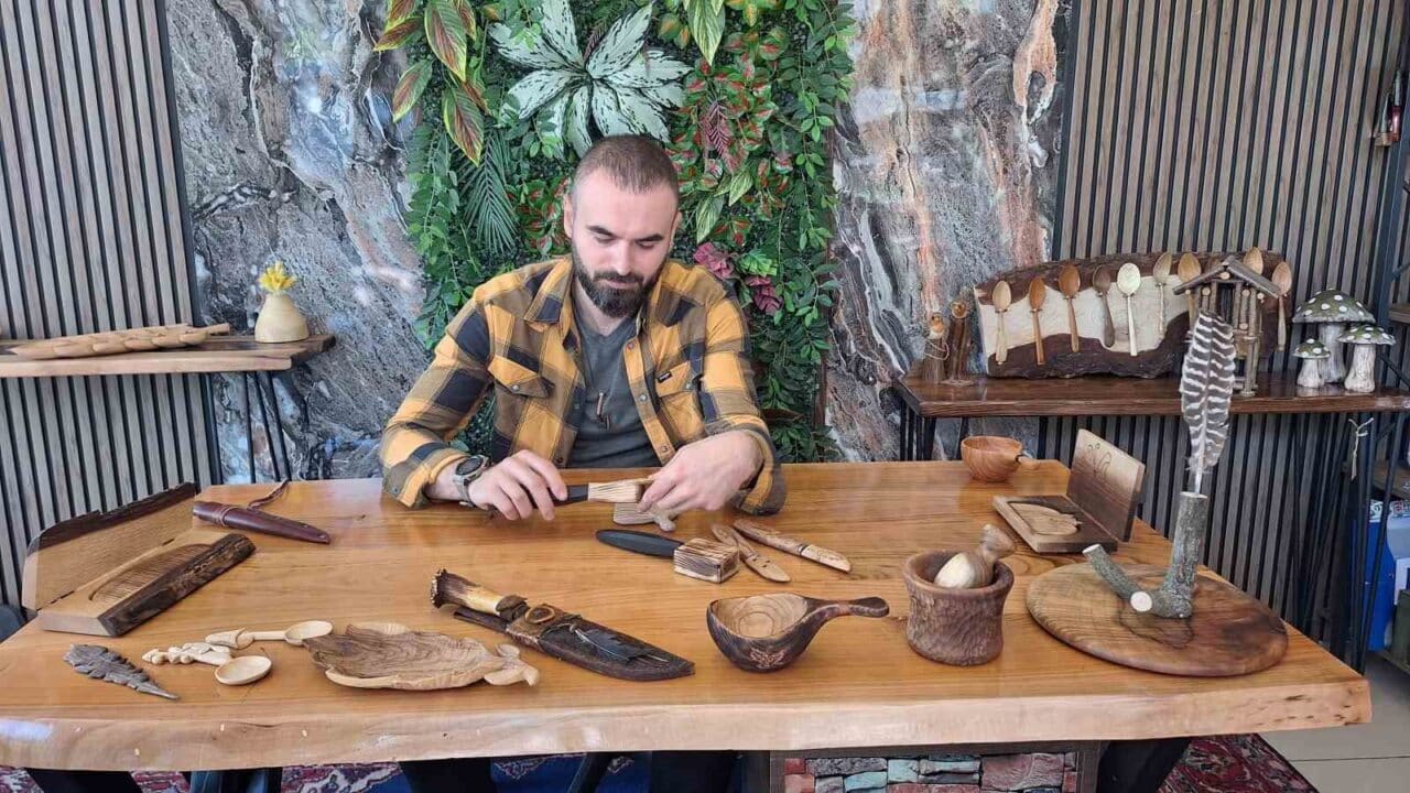 Trabzon'da yaşayan 38 yaşındaki Selami Karaahmet, ahşap oymacılığı hobisini işe