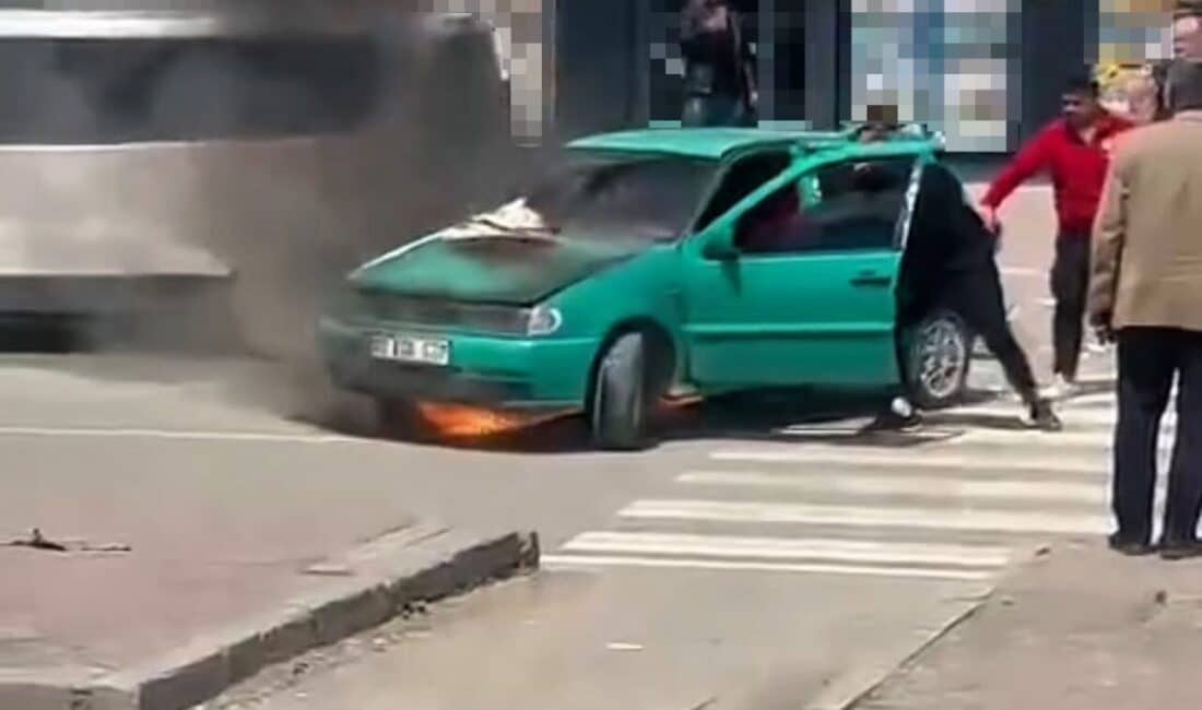 Iğdır’da park halindeki otomobil alev alev yandı, vatandaşlar müdahale etti! Iğdır'da Dörtyol mevkiinde park halindeki bir araç, henüz bilinmeyen bir
