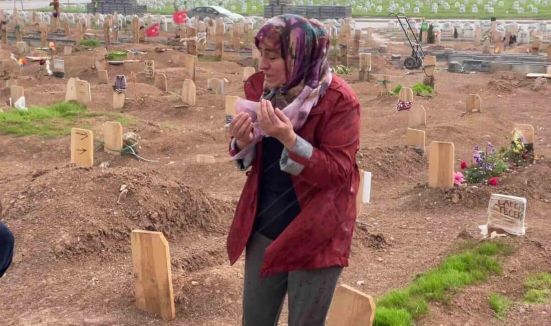 Sivas’ta Vahşice Katledilen İki Çocuğunun Mezarı Başında Duygusal Anlar Yaşayan Anne Ayşegül Şimşek’in Ziyareti Sivas'ta iki çocuğunu kaybeden Ayşegül Şimşek, evlatları Umutcan ve Melisa'nın