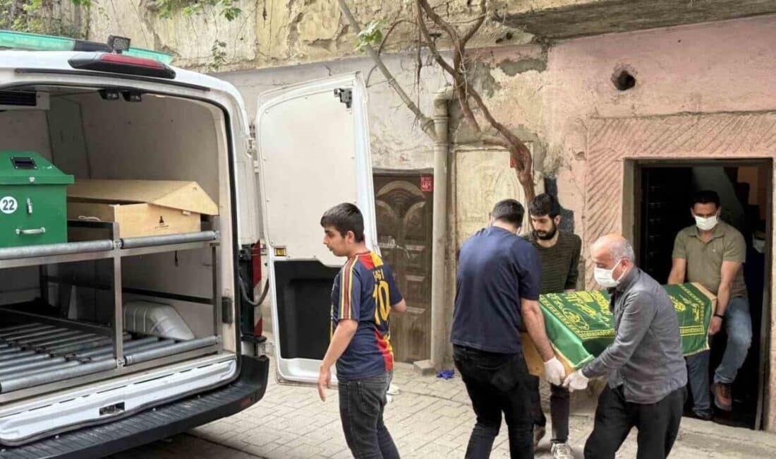 Diyarbakır Bağlar’da kayıp olarak aranıyordu, evinde cesedi bulundu. Diyarbakır’ın Bağlar ilçesinde, 69 yaşındaki Ali Güven'in kaybolması üzerine yapılan
