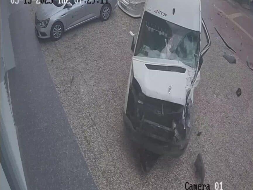 Antalya'nın Muratpaşa ilçesinde sabah saatlerinde iki servis aracının çarpışması sonucu
