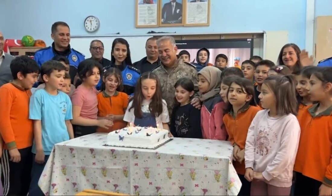 Iğdır Emniyet Müdürü, Doğum Günü Kutlamasında Öğrencilere Sürpriz Yaptı Iğdır İl Emniyet Müdürü Niyazi Turgay, bir öğrencinin doğum günü
