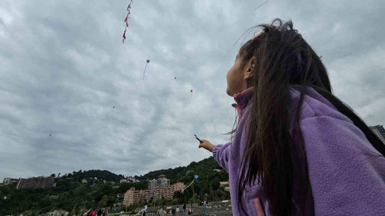 Zonguldak Bahçelievler İlkokulu öğrencileri, Kozlu Sahili'nde düzenlenen "Uçurtma Festivali"nde renkli