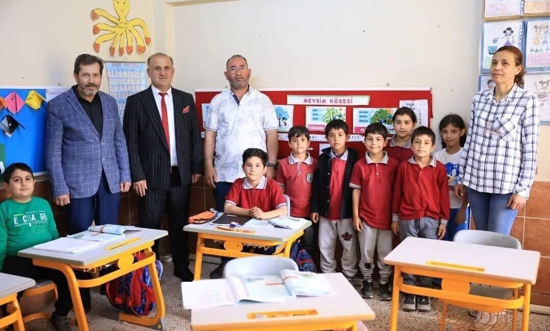Aydın'ın İncirliova ilçesinde hayırsever Şuayip Bayrak, Hacıaliobası İlkokulu'na yeni sıralar