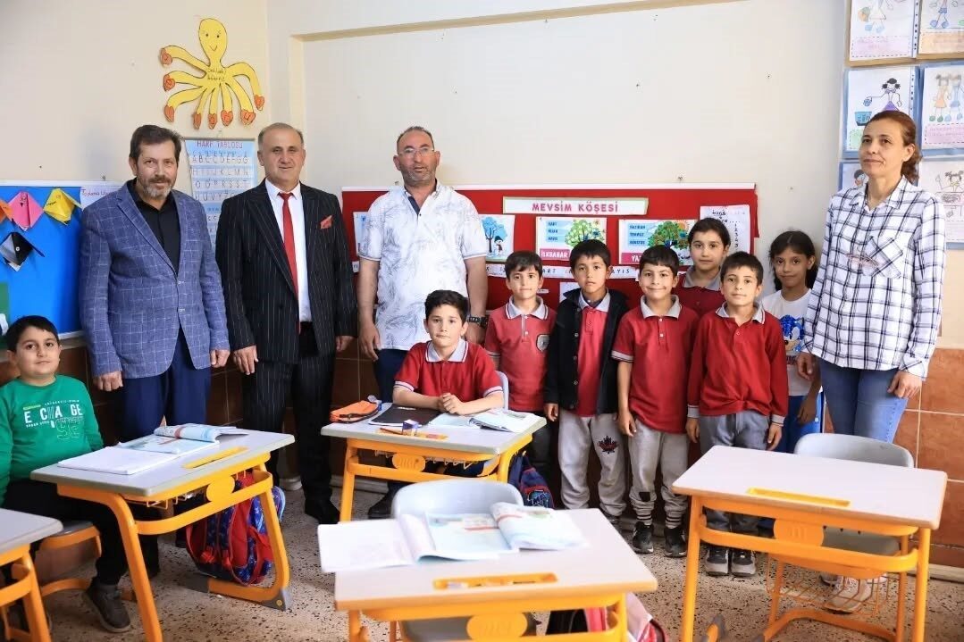 Aydın'ın İncirliova ilçesinde hayırsever Şuayip Bayrak, Hacıaliobası İlkokulu'na yeni sıralar