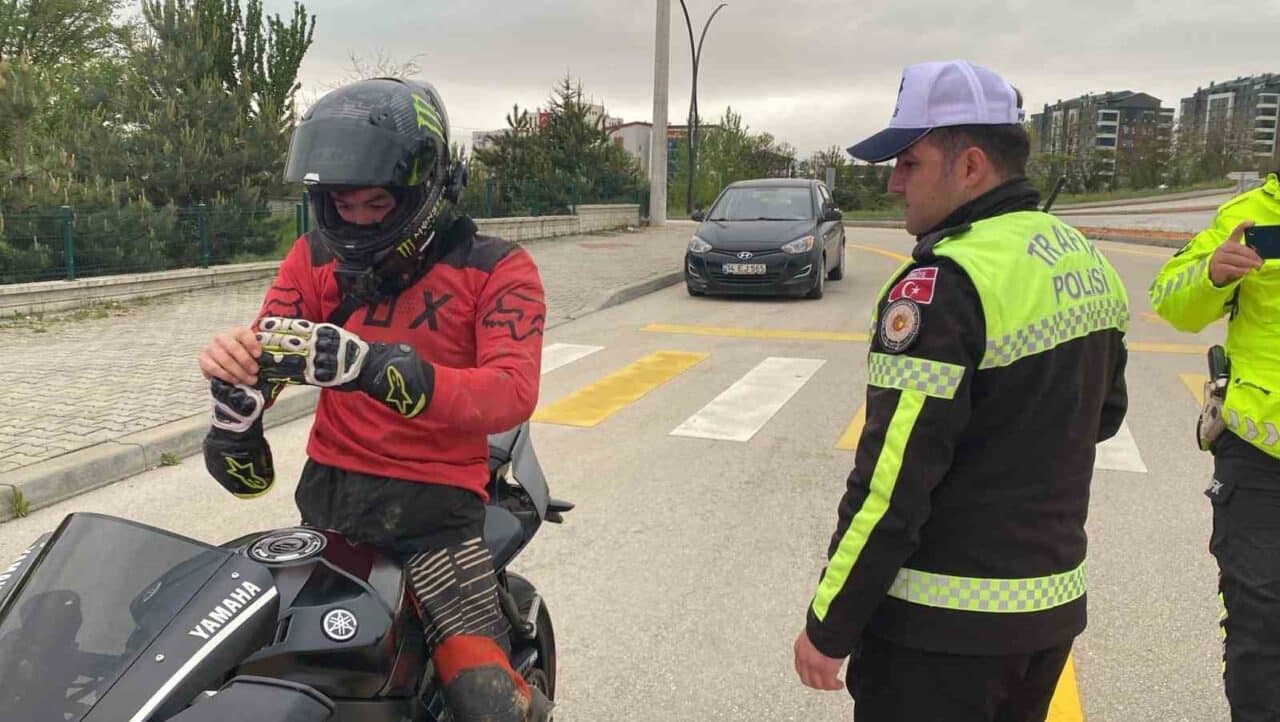 Bolu’da tehlikeli motosiklet kullanarak sosyal medyada görüntüler paylaşan Batuhan T.,