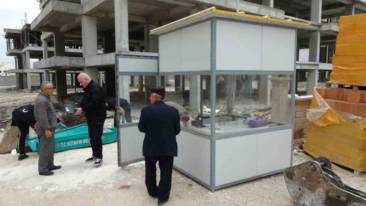 Kütahya'nın Zafertepe Mahallesi'ndeki inşaatta güvenlik görevlisi Hasan Hüseyin Taş, sabah