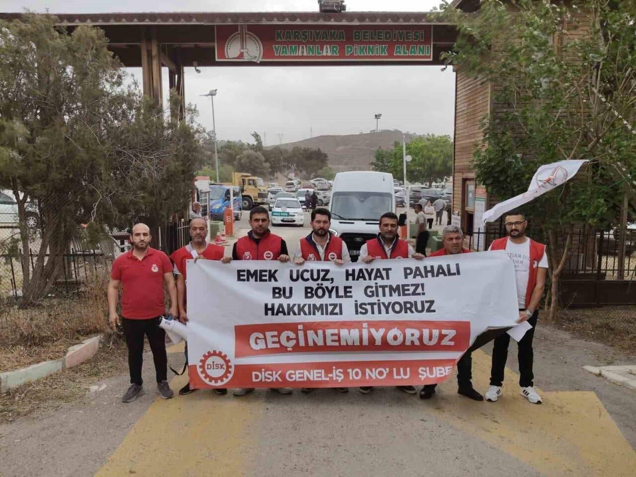 Karşıyaka Belediyesi, maaşlarını ödeyemediği işçilere piknik düzenleyerek tepki topladı. DİSK