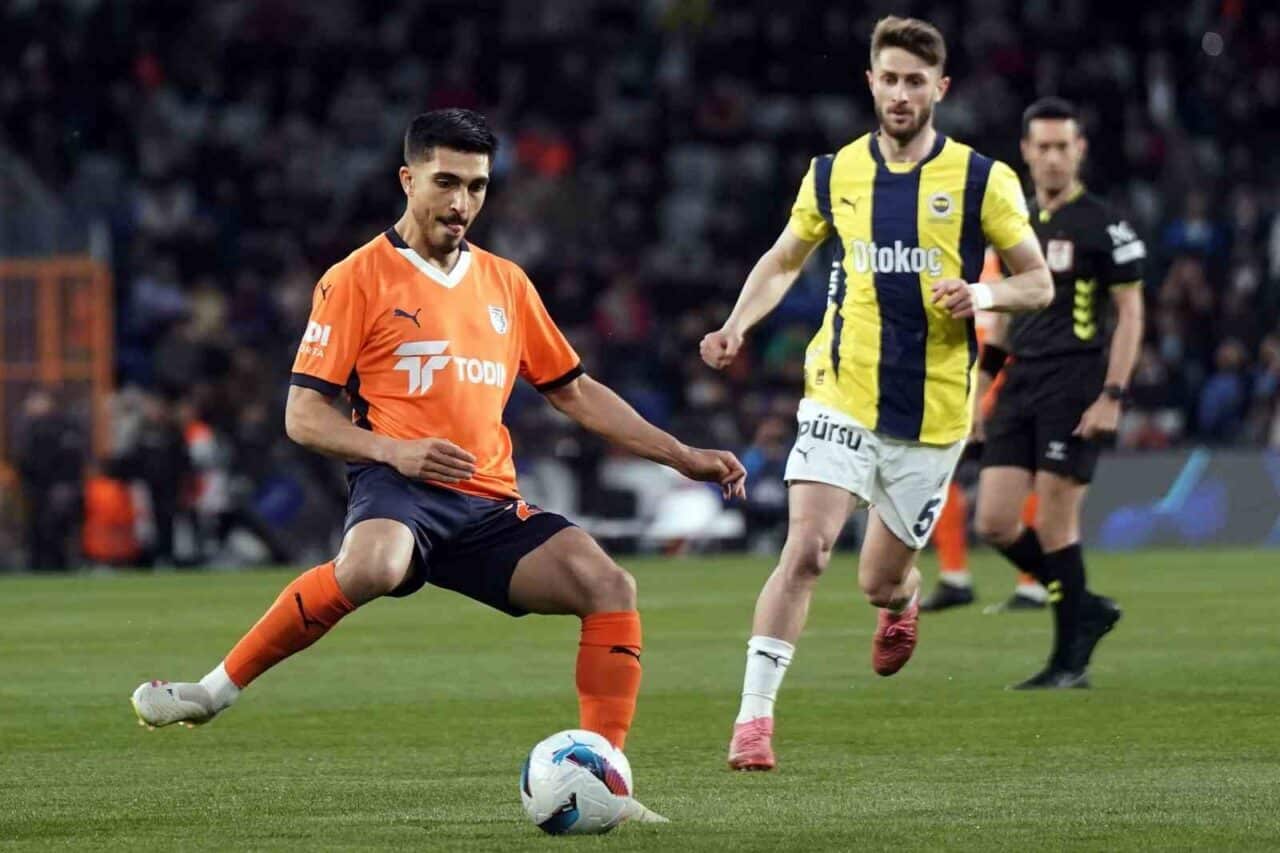 Fenerbahçe'nin orta saha oyuncusu İsmail Yüksek, Başakşehir maçında gördüğü sarı