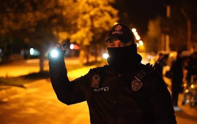 Isparta’da Asayiş ve Trafik Denetiminde 14 Sürücüye Ceza Kesildi Isparta İl Emniyet Müdürlüğü, 1 Mayıs 2025 tarihinde düzenlediği asayiş