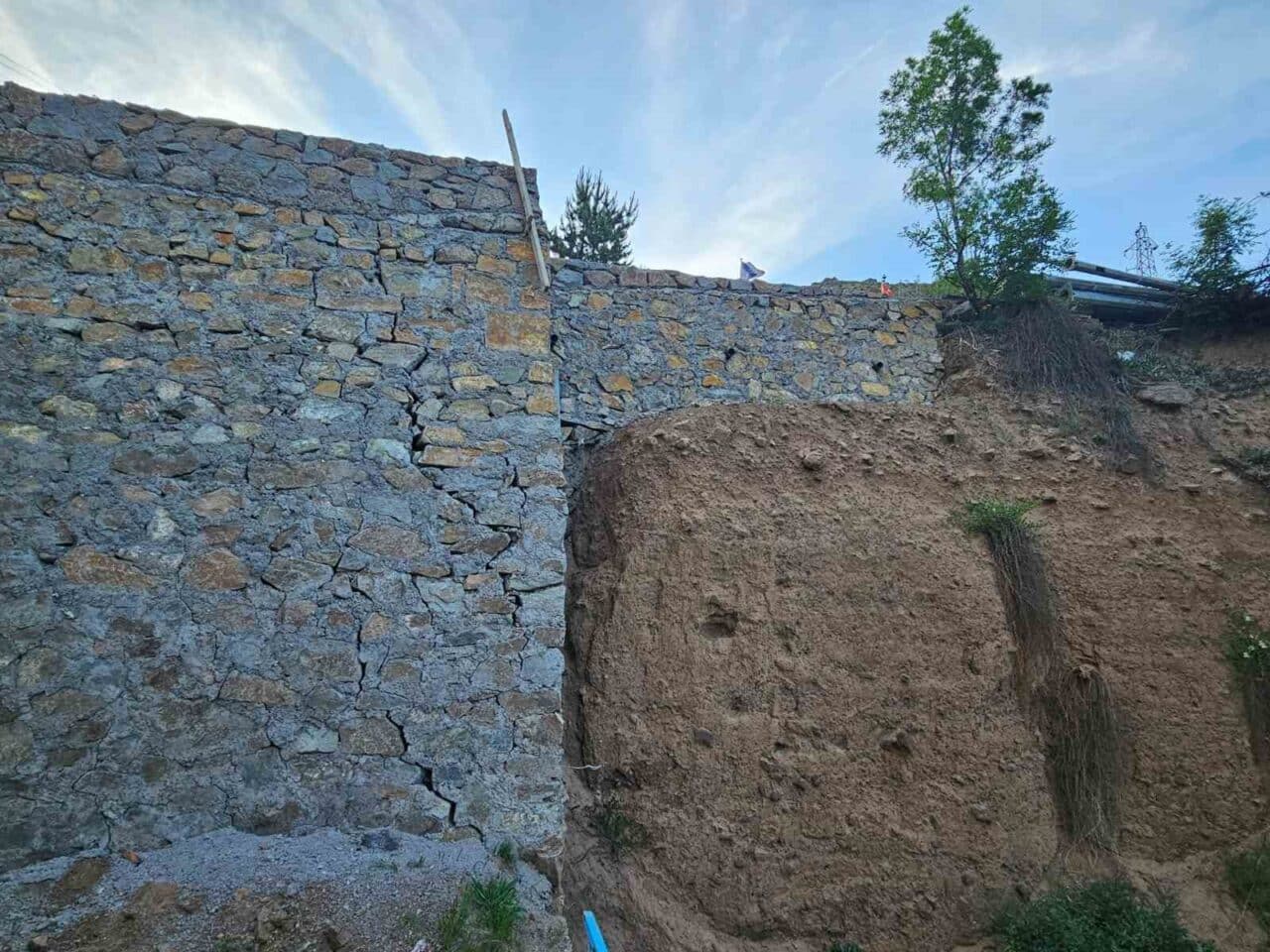 Erzurum'un İspir ilçesinde Gülhas mahallesinde belediye tarafından yapılan perde duvar