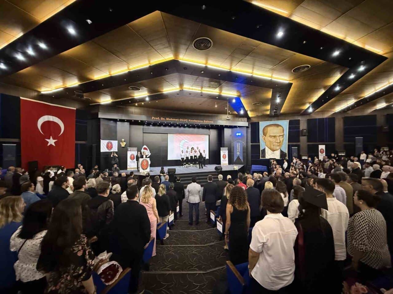 İstanbul Üniversitesi Cerrahpaşa Veteriner Fakültesi'nin 90. dönem mezuniyet töreninde, depremde